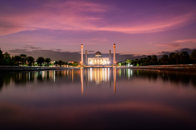 Hermosa mezquita central con puesta de sol en songkla, provincia de songkla, Tailandia