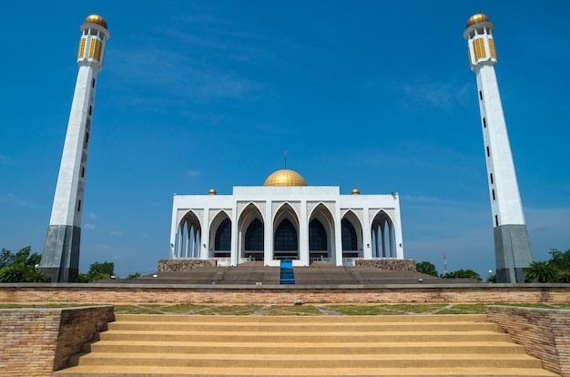 hermosa mezquita con cielo azul