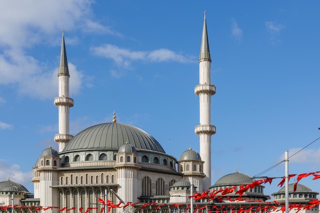 Una hermosa mezquita en un clima oscuro y nublado en Estambul