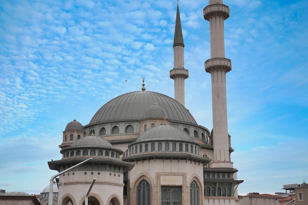 Una hermosa mezquita contra el cielo azul