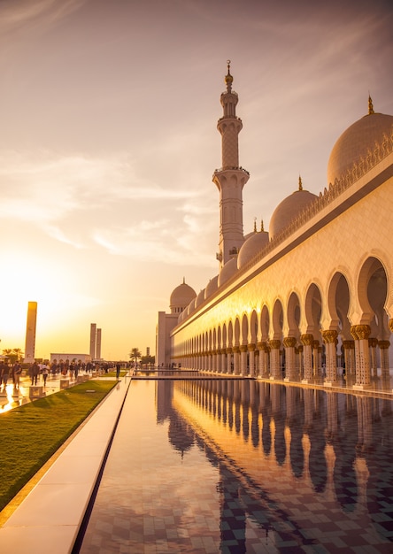 Hermosa mezquita en la Gran Mezquita Sheikh Zayed de Abu Dhabi, Emiratos Árabes Unidos