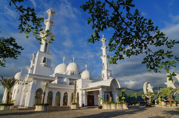 Hermosa Mezquita en Sumatra, Indonesia