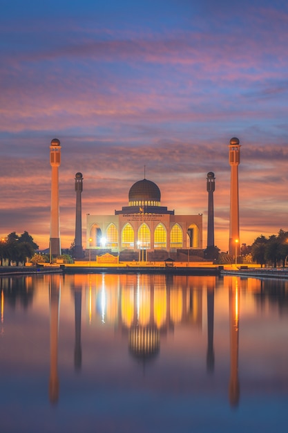 hermosa mezquita en tailandia