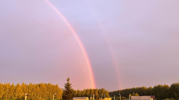 La hermosa mitad del arcoiris doble arcoiris