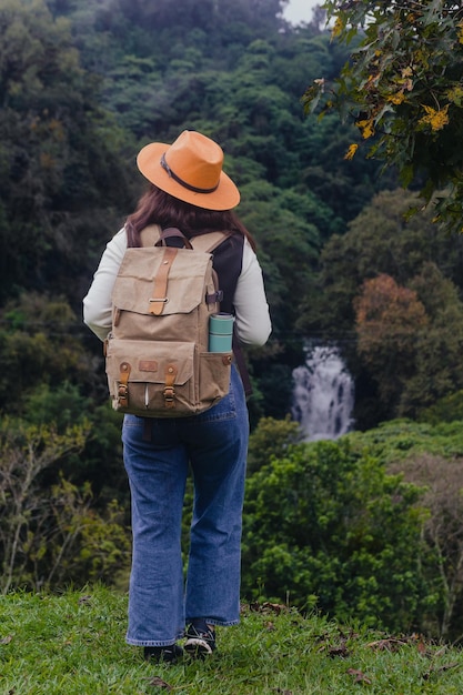 Foto una hermosa mochila de senderista en la espalda se detiene en un sendero en xico veracruz, méxico