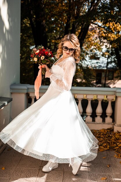 Hermosa moda joven novia día de la boda