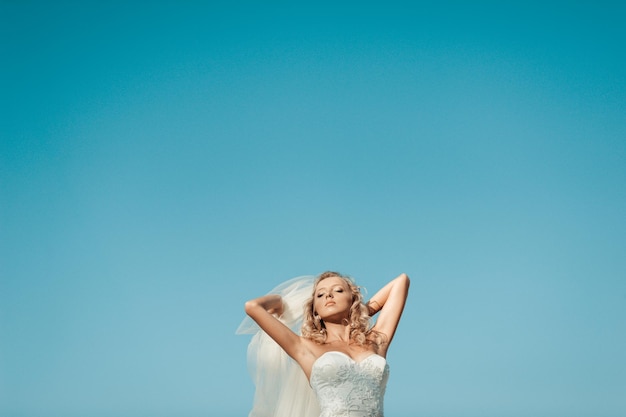 Hermosa moda joven novia y el novio día de la boda