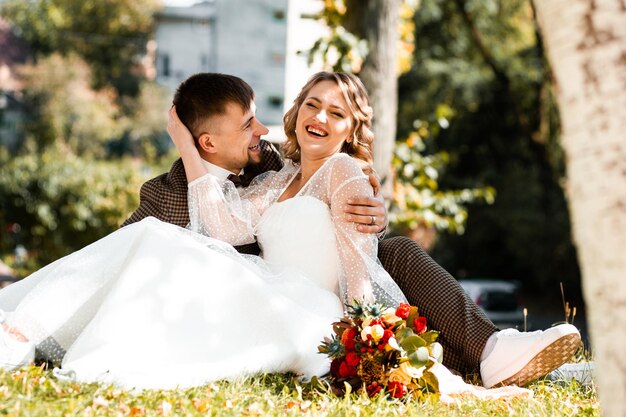 Hermosa moda joven novia y el novio día de la boda