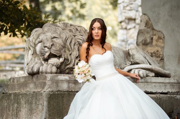 Hermosa moda joven novia y el novio día de la boda