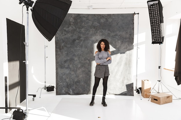 una hermosa modelo africana posando en un rodaje entre bastidores en el estudio.