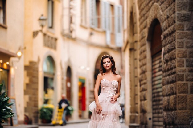 Hermosa modelo de chica con vestido de novia rosa fotografiada en Florencia, sesión de fotos en la novia de Florencia.