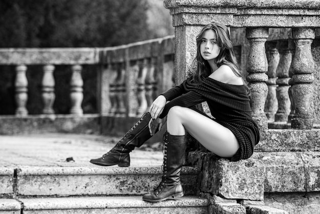 Hermosa modelo femenina en la ciudad de verano en Europa mujer de moda posando en el fondo de la calle