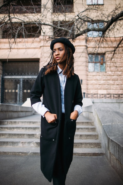 Hermosa modelo femenina negra. Estilo de moda. Mujer afroamericana en enfoque selectivo, clima otoñal, concepto de belleza