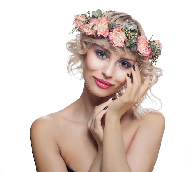 Hermosa modelo con maquillaje de corte de pelo corto, uñas cuidadas y flores aisladas en blanco