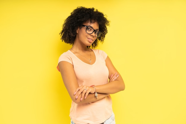 Hermosa modelo de mujer afroamericana posando en el estudio.