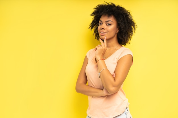 Hermosa modelo de mujer afroamericana posando en el estudio.