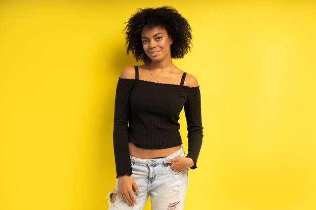 Foto hermosa modelo de mujer afroamericana posando en el estudio.