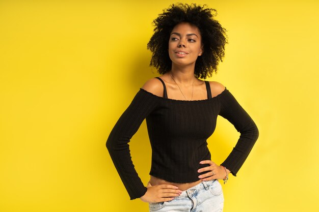 Foto hermosa modelo de mujer afroamericana posando en el estudio.