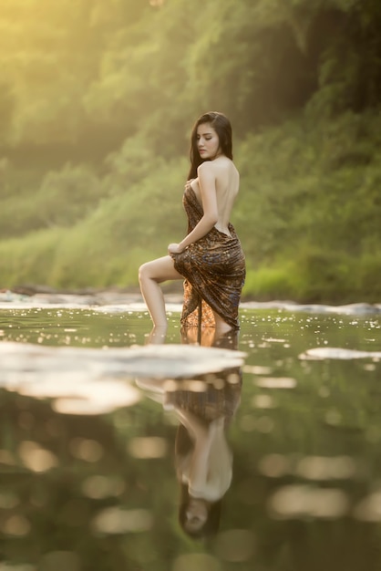 Foto hermosa modelo mujer con salpicaduras de agua