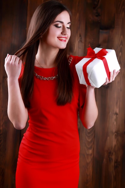 Hermosa modelo de mujer usar sombrero de santa