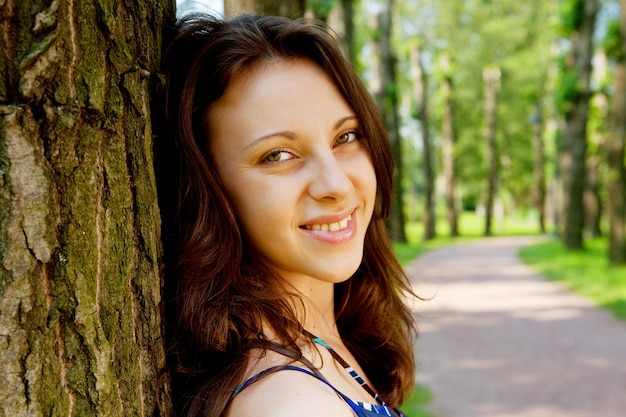 Hermosa modelo en el parque