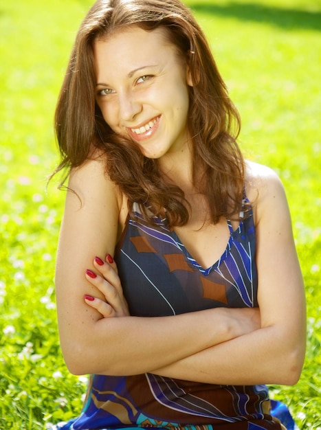 Hermosa modelo en el parque