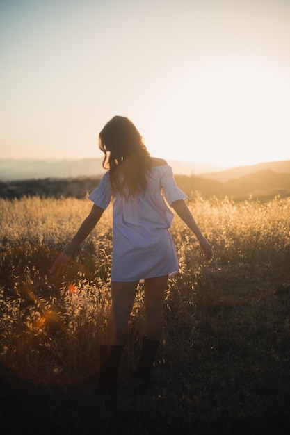 Foto una hermosa modelo posa en la naturaleza en un campo amarillo