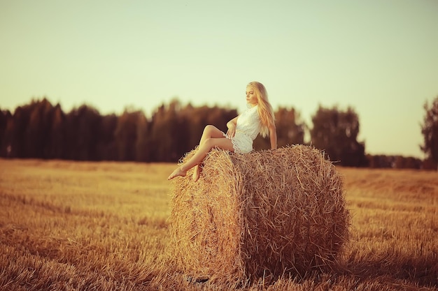 hermosa modelo posando naturaleza al aire libre / modelo de niña adulta naturaleza al aire libre, mujer feliz en un campo de paisaje de verano