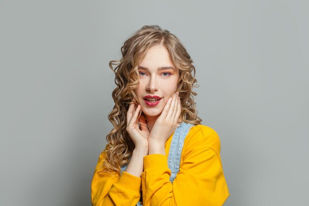 Una hermosa modelo posando sobre un fondo gris