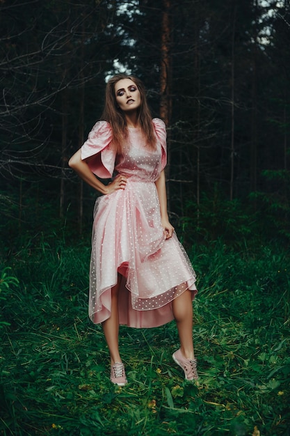 Hermosa modelo con vestido rosa