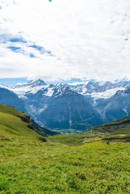 Hermosa montaña de los Alpes en Grindelwald, Suiza