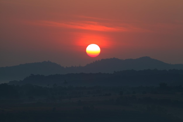 Hermosa montaña y amanecer.