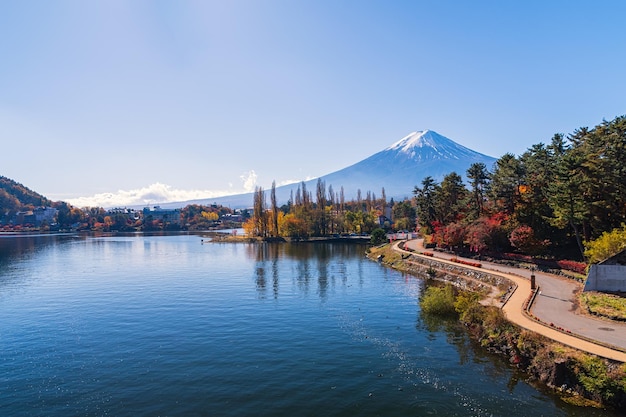 Hermosa montaña Fuji y camino a lo largo del lago Kawaguchiko en el día de otoño en el cielo azul Paisaje natural de Japón