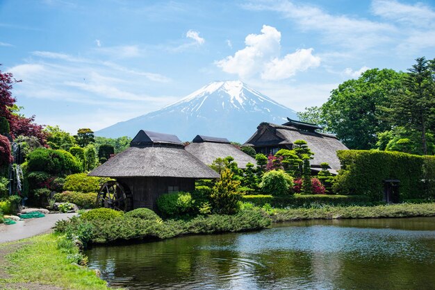 La hermosa montaña Fuji con nubes y cielo azul en el verano en Oshino Hakkai el antiguo pueblo japonés el famoso punto de referencia y lugar de atracción de los turistas que tienen largas vacaciones en Japón