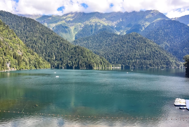 Hermosa montaña Lago Ritsa Lago Ritsa en las montañas del Cáucaso en la parte noroeste de Abjasia Georgia