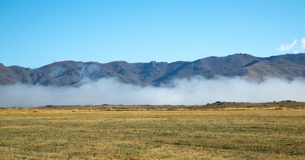 Hermosa montaña en la niebla Niebla