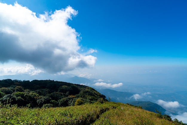 Hermosa montaña con nubes y cielo azul en Kew Mae Pan Nature Trail en Chiang Mai, Tailandia