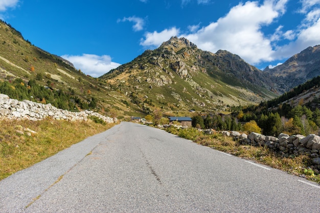 Foto hermosa montaña en los pirineos de andorra