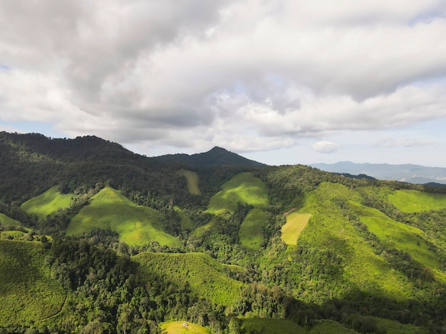 Hermosa montaña en la provincia de Nan