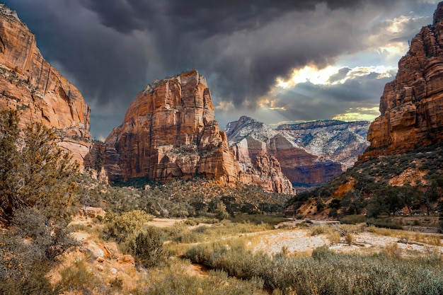 La hermosa montaña que sube por el sendero Angels Landing Trail en el Parque Nacional Zion