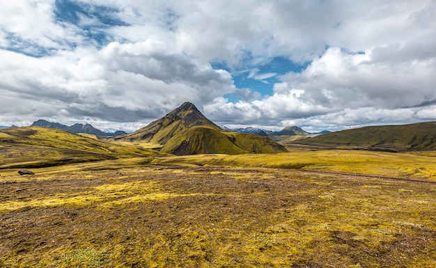 Hermosa montaña verde en la caminata de 54 km desde Landmannalaugar, Islandia