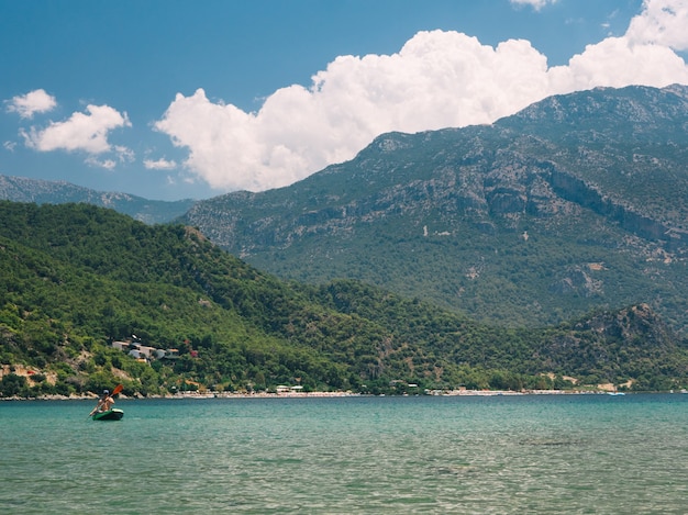 Hermosa montaña con vistas a las nubes en la laguna azul de Oludeniz en Turquía.