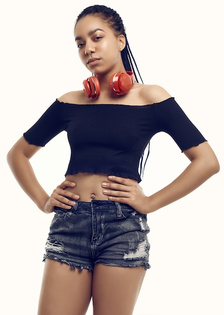 Hermosa morena adolescente africana con rastas escuchando música