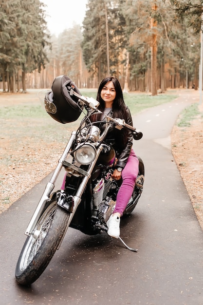 La hermosa morena en moto en el parque