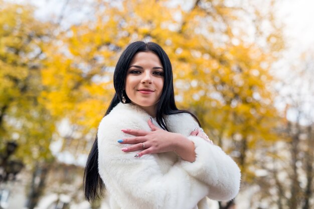 Hermosa morena posando con las manos cruzadas sobre el pecho