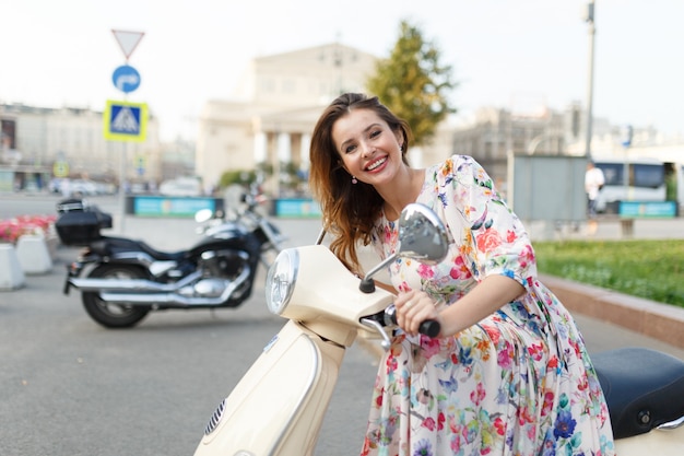 Hermosa morena sentada en una motocicleta