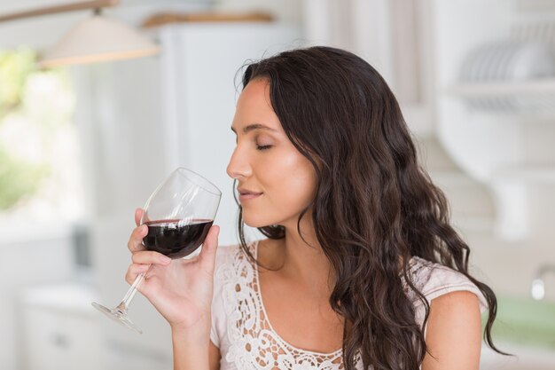 Foto hermosa morena con un vaso de vino