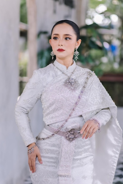 Una hermosa muchacha tailandesa con un traje tradicional tailandés.
