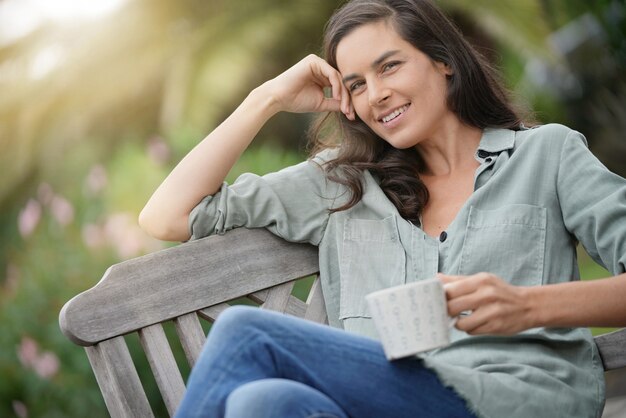 Hermosa mujer de 40 años que se relaja en el patio.