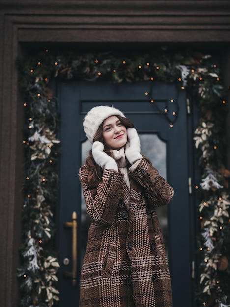 Hermosa mujer en abrigo de invierno